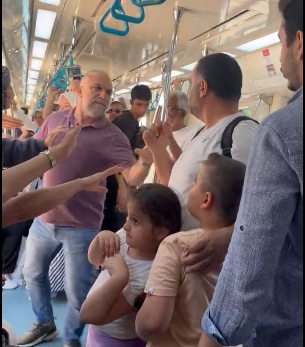 Toplu taşıma aracında, iki küçük çocuğunun elinden tutan bir vatandaşa yumruk atarak burnunu kıran saldırgan; yalnızca bir bedene değil, insan onuruna, kamu güvenliğine ve çocukların ruh sağlığına kastetmiştir. Bu eylem, Türk Ceza Kanunu’na göre açık bir kasten yaralama suçudur.