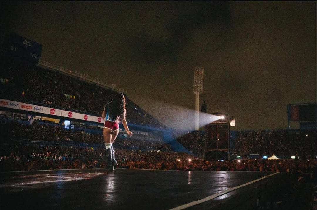 lalibydiva's tweet photo. “Donde suelen ubicarse los arcos hay un escenario, en el medio de ese escenario hay una mujer y la luz le rebota diferente” https://t.co/qlBGy1BHic