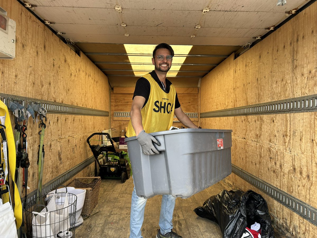 InamTeja's tweet photo. Being a good city councillor includes getting out into the community - being present, meeting neighbours, and volunteering at things like our community cleanup are all part of the job!
#yyc #yyccc #teamteja https://t.co/AbQF0TVdhi