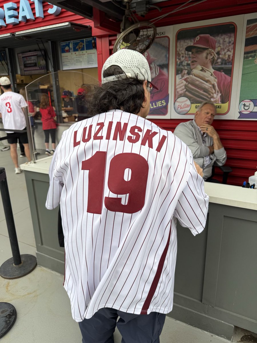 Everyone loves “The Bull”. ⁦<a href="/LuzinskiGreg/">Greg Luzinski</a>⁩ #BullsBBQ #Phillies