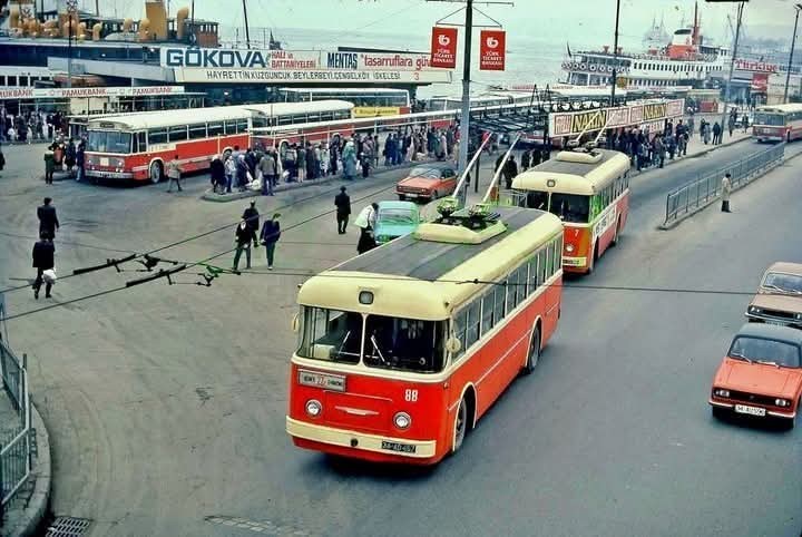 City bus and trolley (İETT) stop in Eminönü, İstanbul, 1982

Photo from İstanbul &amp; İstanbul