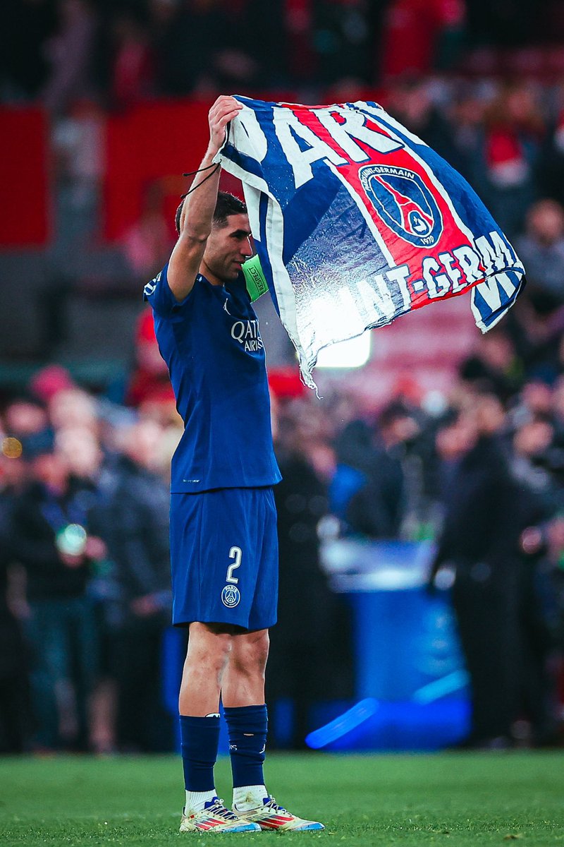 Pariiiiis SG
Tous ensemble on chantera,
Cet amour qu’on a pour toi,
Qui ne cessera jamais
Après tant d’années, de galères et de combats,
Oh pour toi Paris SG,
On va se casser la voix 🗣️💙❤️