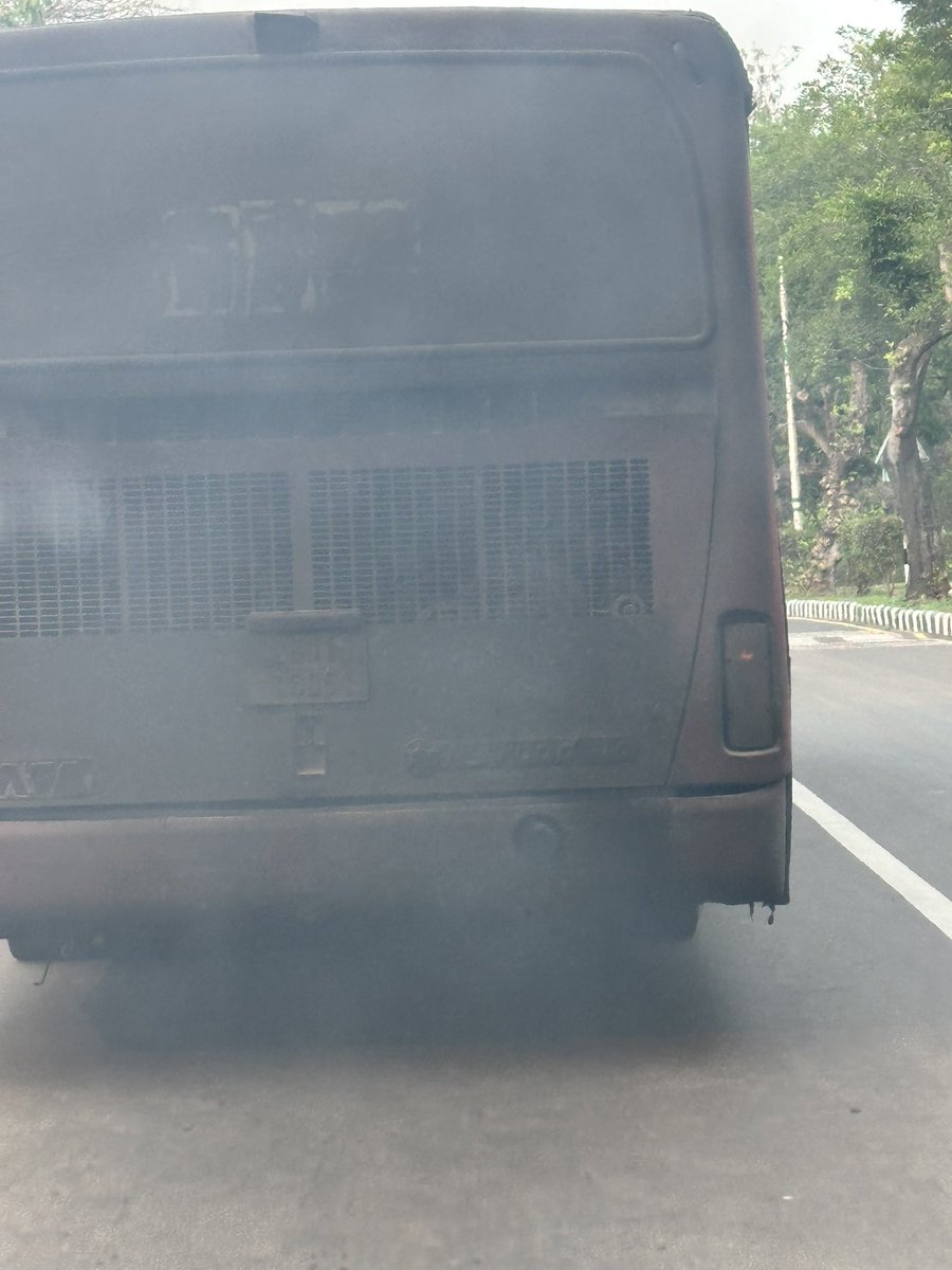 PrerakNayar's tweet photo. Similar state seen of yet another bus @trafficchd @DgpChdPolice @dc_chd CH01GA5061 . Why have the buses of one of the too cities of India suddenly turned into relics ? Unsafe driving , traffic violations and pollution . Why ? @rashtrapatibhvn https://t.co/zfA2pJAx48