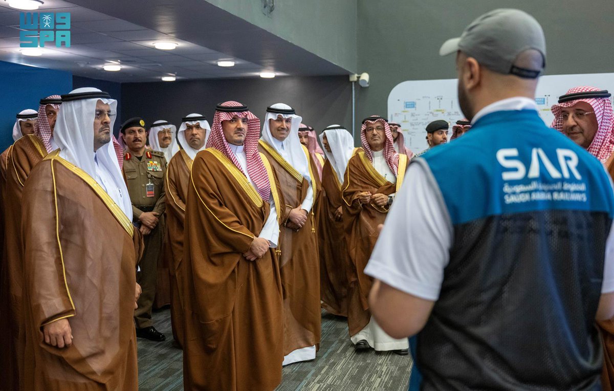 SPAregions's tweet photo. الأمير عبدالعزيز بن سعود يتابع سير العمل في مركز العمليات والتحكم بقطار المشاعر المقدسة في مشعر عرفات.
https://t.co/2oUqjVXzix 
#واس_حج46 | #واس_عام https://t.co/YChfxwtIAf