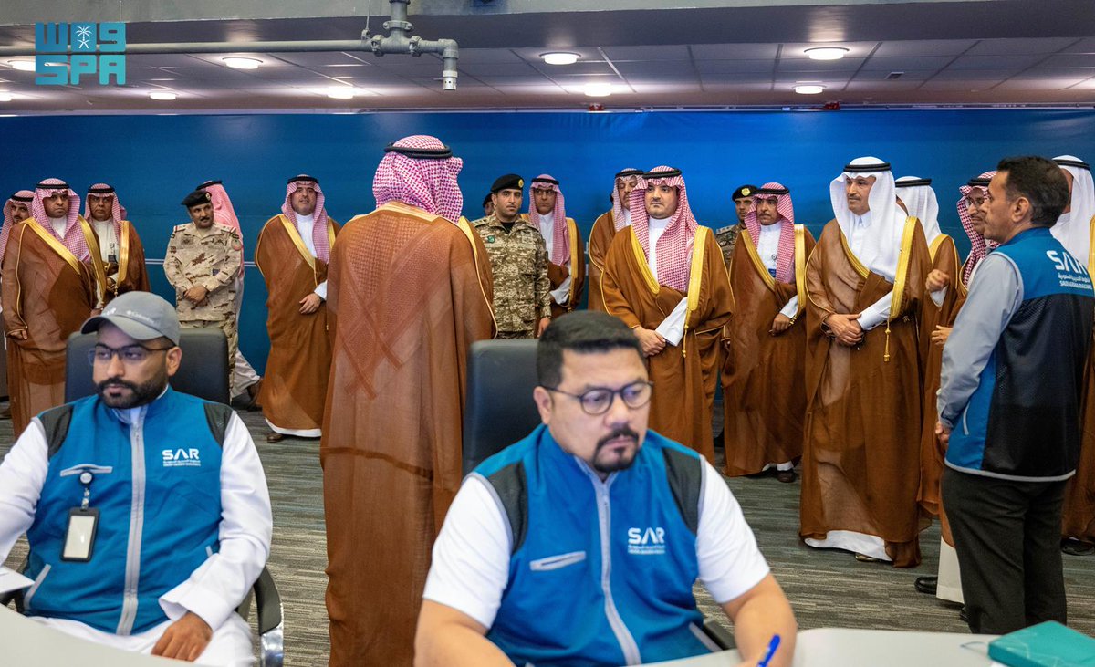 SPAregions's tweet photo. الأمير عبدالعزيز بن سعود يتابع سير العمل في مركز العمليات والتحكم بقطار المشاعر المقدسة في مشعر عرفات.
https://t.co/2oUqjVXzix 
#واس_حج46 | #واس_عام https://t.co/YChfxwtIAf