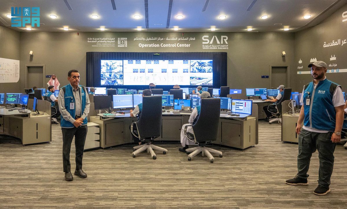 SPAregions's tweet photo. الأمير عبدالعزيز بن سعود يتابع سير العمل في مركز العمليات والتحكم بقطار المشاعر المقدسة في مشعر عرفات.
https://t.co/2oUqjVXzix 
#واس_حج46 | #واس_عام https://t.co/YChfxwtIAf
