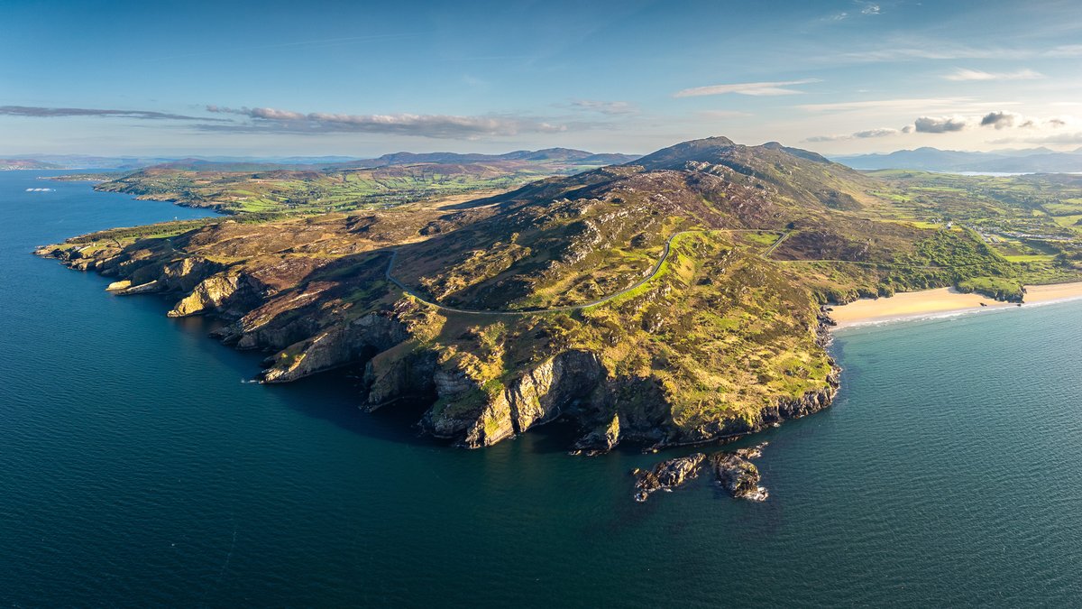 PatrykSadowski_'s tweet photo. Knockall's winding Road &amp; Cliffs☘️

The view is just as captivating driving along this road as it is from the air.

@visit_donegal @govisitdonegal 

#Knockalla #donegal #ireland https://t.co/LGWbMuTd9o