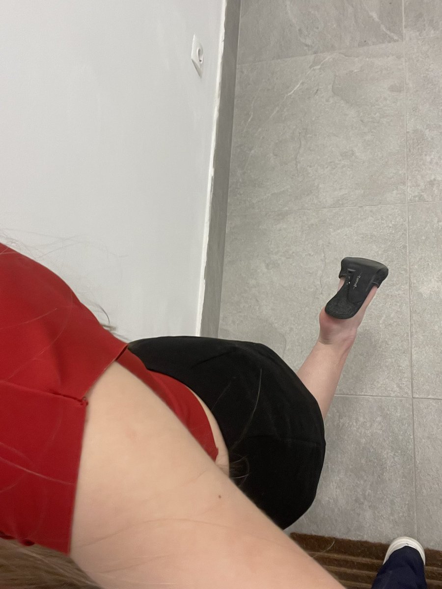 librapriincess's tweet photo. be honest, you’d leave her for a whiff of my soles, wouldn’t you? https://t.co/SZPAE6iebF
