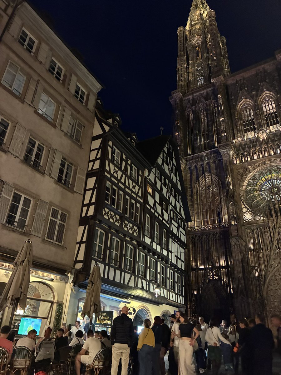 Acá mirando la final de la Champions frente a la catedral de Estrasburgo, tranqui.