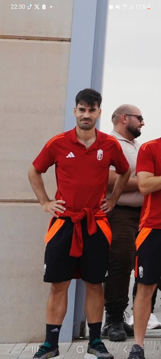 mi padre cuando termina de cortar el cesped esperando su milnoh
