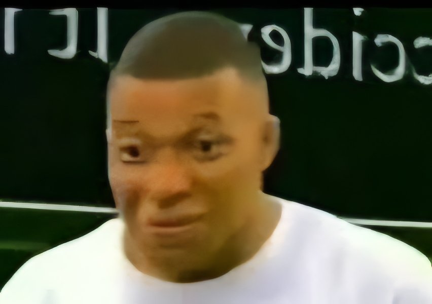 Mbappé viendo como el PSG de Luis Enrique gana la Champions sin el