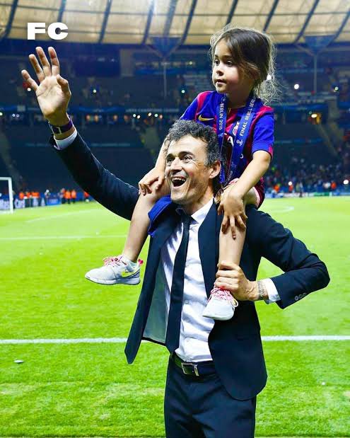 charlie_valdes's tweet photo. Millones de aficionados del PSG, pero nadie tan feliz como Xana, donde quiera que esté. #ChampionsLeague #Champios https://t.co/Gvf0MAgvkS