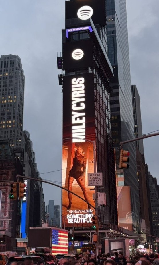Promo de Something Beautiful en Times Square