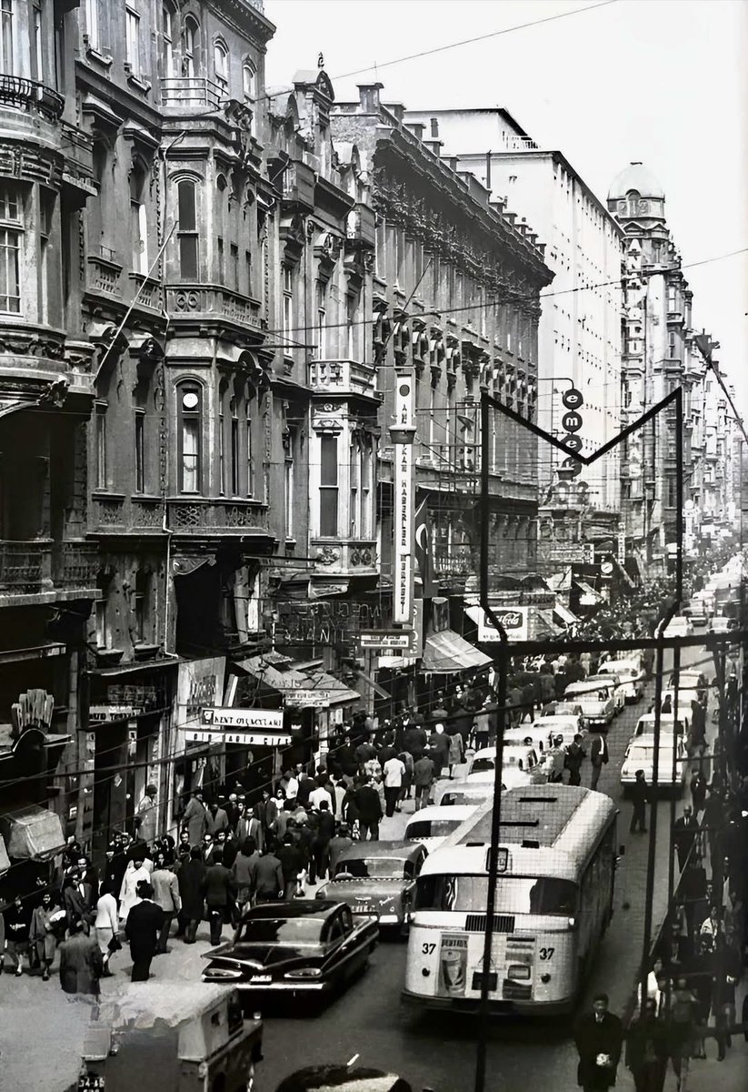 İstiklal Caddesi, Beyoğlu, İstanbul, 1960s?

Photo from KASIMPAŞALILAR PLATFORMU