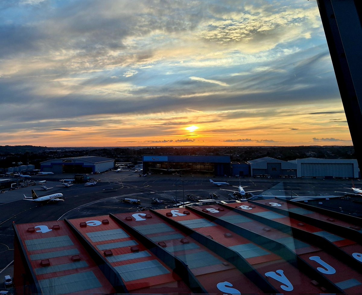 Never get bored of this sunset <a href="/LDNLutonAirport/">London Luton Airport</a> <a href="/easyJet/">easyJet</a>