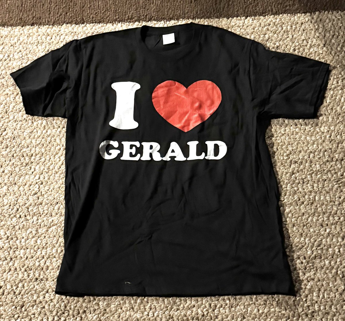 gorebugs's tweet photo. MY T-SHIRT ARRIVED AND ITS SUPPOSED TO SAY GERARD OH MY FUCKING GOD HELP ME https://t.co/WOQvkL2hpy