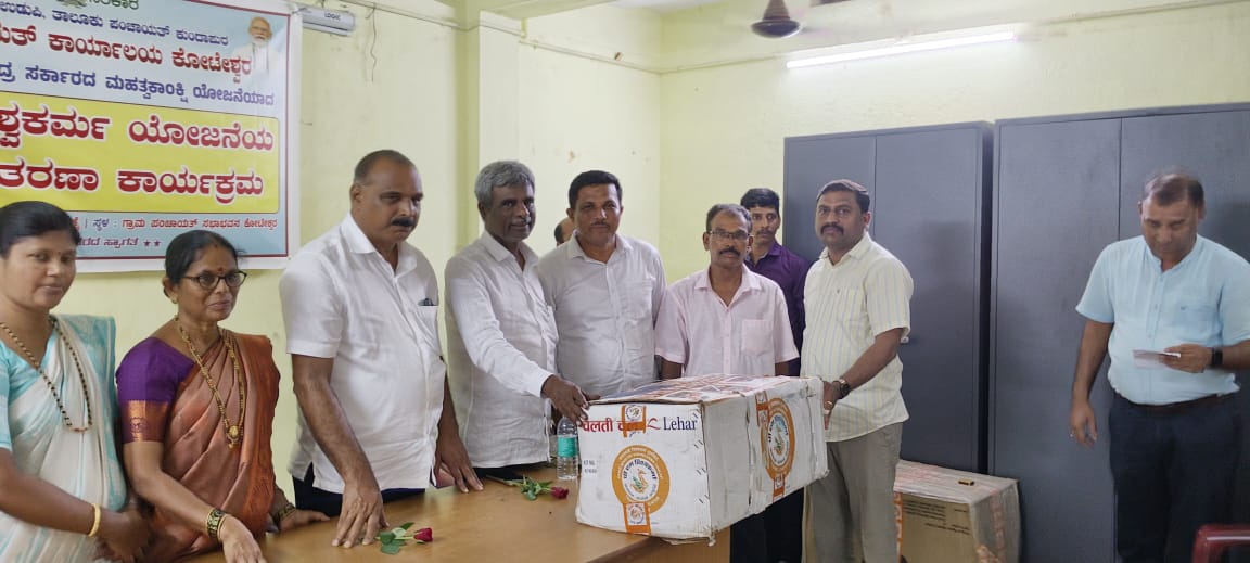 ಪ್ರಧಾನಮಂತ್ರಿ ವಿಶ್ವಕರ್ಮ ಯೋಜನೆಯಡಿಯಲ್ಲಿ ಕುಂದಾಪುರ ವಿಧಾನಸಭಾ ಕ್ಷೇತ್ರದ ಕೋಟೇಶ್ವರ ಗ್ರಾಮ ಪಂಚಾಯತಿ ವ್ಯಾಪ್ತಿಯ ಫಲಾನುಭವಿಗಳಿಗೆ ಟೂಲ್ ಕಿಟ್ ವಿತರಣೆಯನ್ನು ನಡೆಸಲಾಯಿತು. ಕ್ಷೇತ್ರದ ಶಾಸಕರಾದ ಕಿರಣ್ ಕುಮಾರ್ ಕೊಡ್ಗಿಯವರು ಸೇರಿದಂತೆ ಇತರೆ ಪ್ರಮುಖರು ಉಪಸ್ಥಿತರಿದ್ದರು.