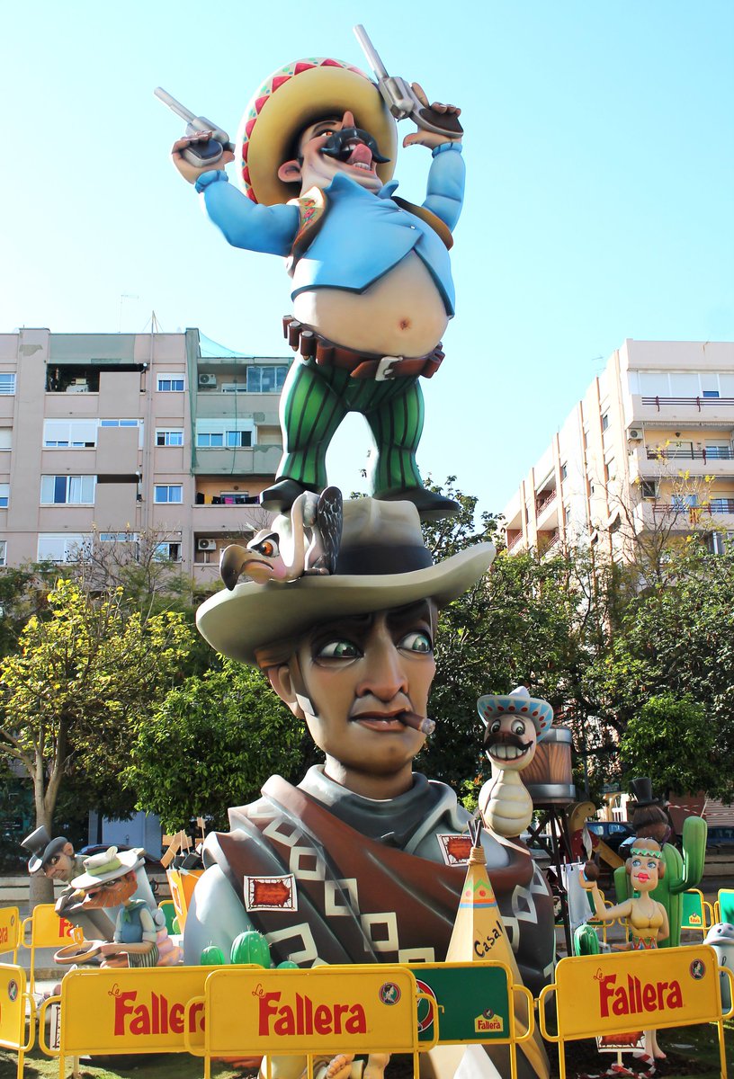 Hui és el9⃣5⃣🎂d'una llegenda del🎬🎥🎞️#ClintEastwood present a la 🔥Poeta Emili Baró i també al seu📖la falla era obra de l'👨🏻‍🎨Victor Caballero va rebre el 5⃣de la 6-B #Falles2019📸Via Todocolección i Ruta Fallera #Falles #Benimaclet #Cinema #València #FarWest <a href="/ClintEastwoodMP/">Clint Eastwood</a>