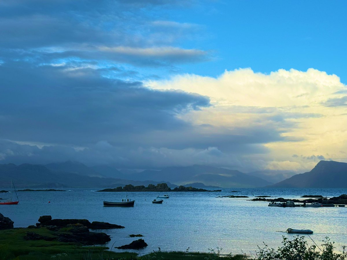 Mixed kinda day ☔️☀️ - Ardvasar Bay, Isle of Skye #Scotland 🏴󠁧󠁢󠁳󠁣󠁴󠁿