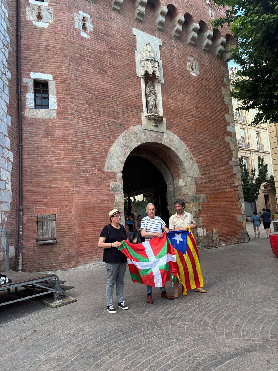 Trobada davant del Castellet de Perpinyà amb les Angelets de la Terra