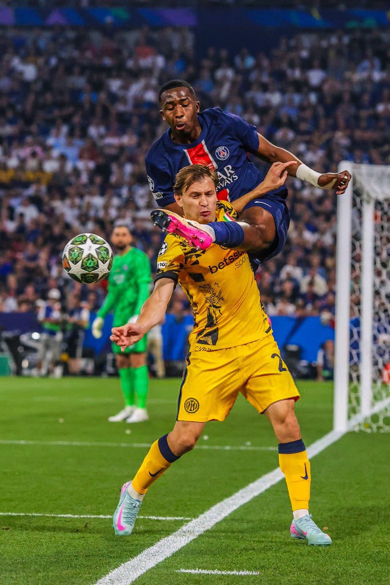 IDV_EC's tweet photo. “No es difícil , es Diferente “ la frase que acuñó el mejor central del mundo 🌍 
Felicidades Pachito Campeón de la @ChampLeague @PSG_espanol https://t.co/vD4lnnZEKy
