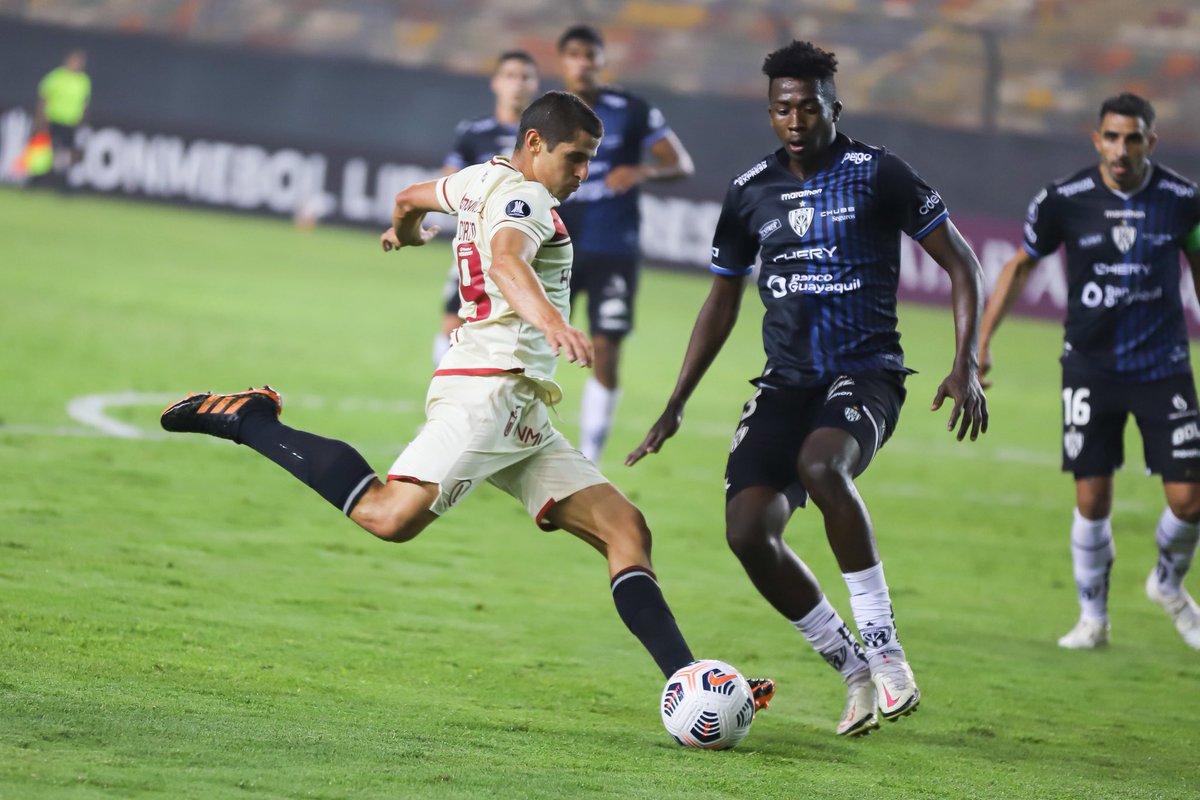 El reciente campeón de la Champions League Willian Pacho visitó el Estadio Monumental el 18 de mayo del 2021 con Independiente del Valle por la Copa Libertadores. 

Esa noche, Universitario ganó 3-2 con doblete de Valera y gol de Quina.