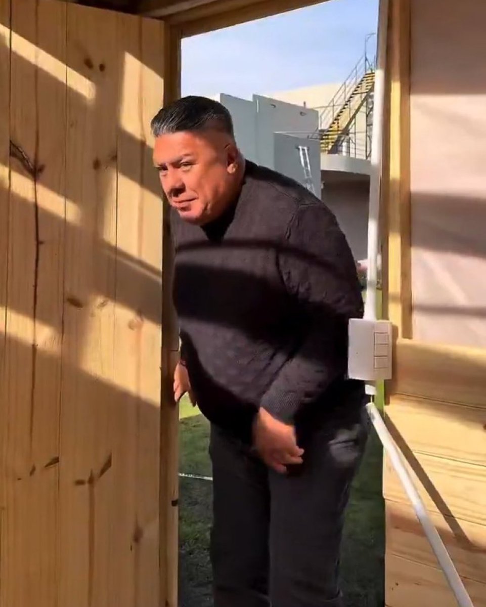 Mbappé entrando al vestuario del PSG para ver si le dejan tocar la Champions.