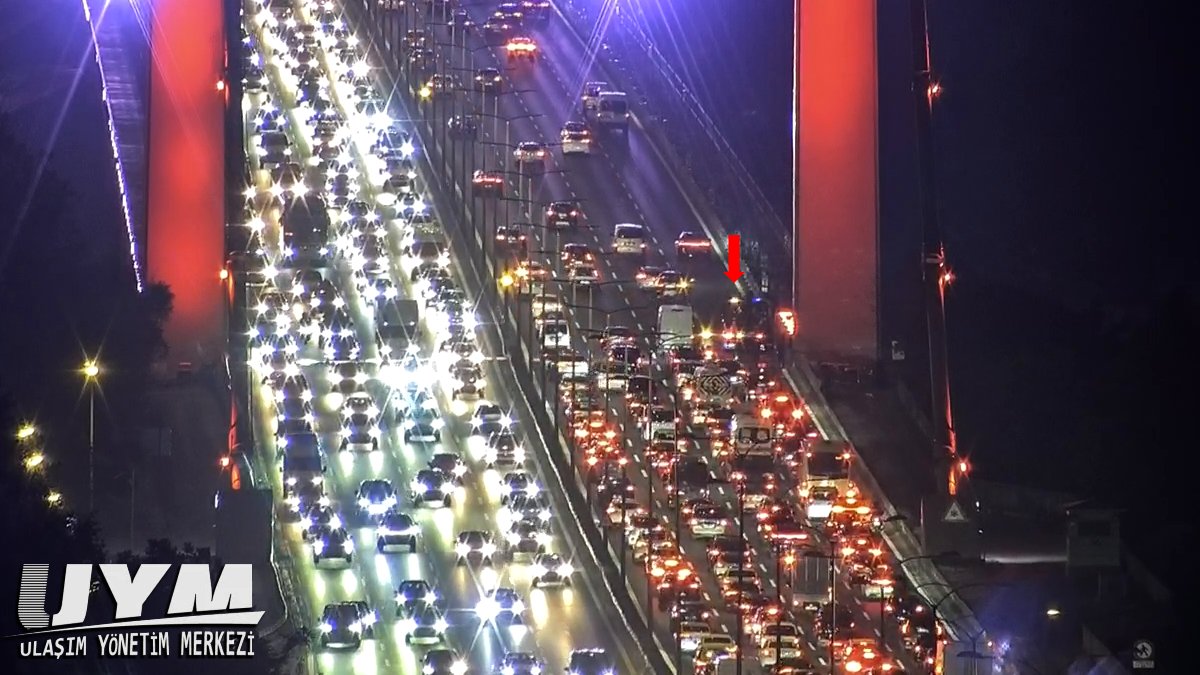 TEM FSM Köprüsü Anadolu-Avrupa Yönü, sağ şerit araç arızası nedeni ile 1 şerit trafiğe kapalı. Bölgedeki trafik yoğunlaşmaktadır.