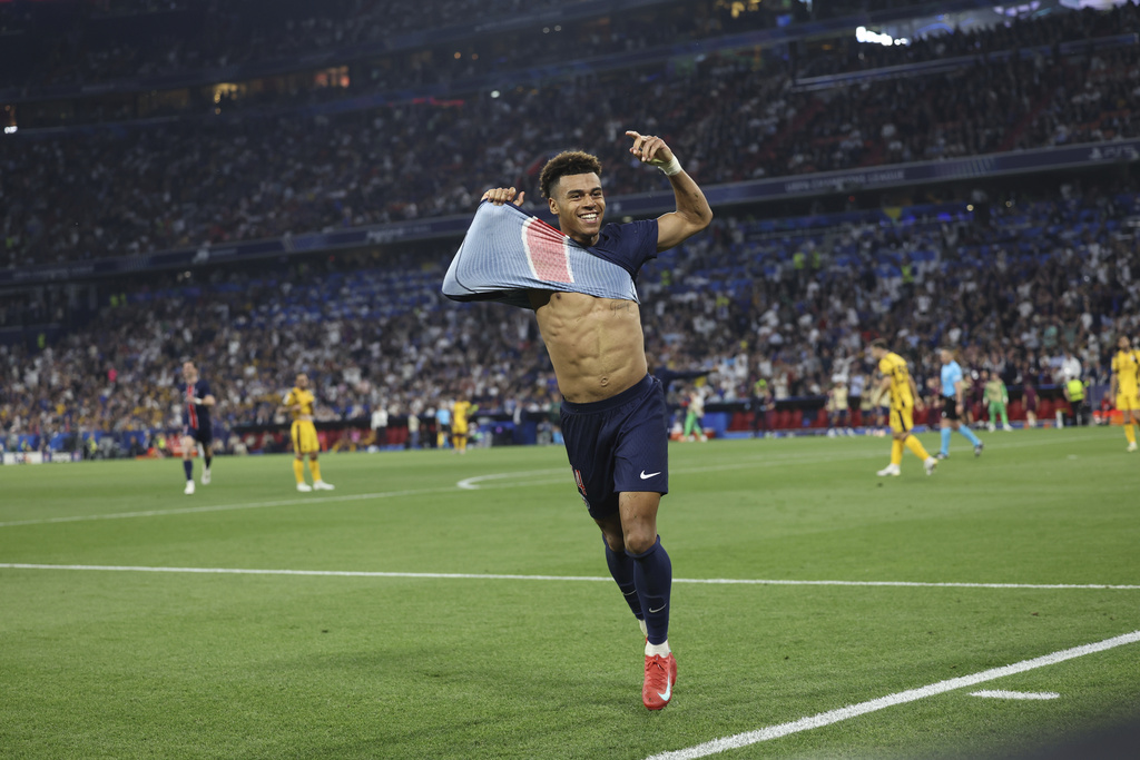 pulso_mx's tweet photo. #ÚltimaHora | El PSG se consagra campeón de #UCLFinal 
- Ha destrozado 5-0 al Inter de Milan. Desde el primer tiempo, los italianos vieron venir la debacle con goles de Achraf Hakimi y Desire Doue, así como una gran actuación de Gianluigi Donnarumma.
Más información: ⤵️
https://t.co/qwznI3JfKY