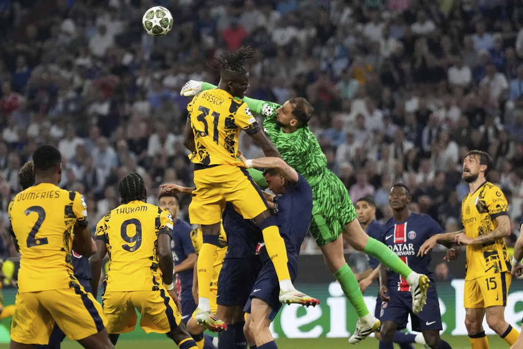 pulso_mx's tweet photo. #ÚltimaHora | El PSG se consagra campeón de #UCLFinal 
- Ha destrozado 5-0 al Inter de Milan. Desde el primer tiempo, los italianos vieron venir la debacle con goles de Achraf Hakimi y Desire Doue, así como una gran actuación de Gianluigi Donnarumma.
Más información: ⤵️
https://t.co/qwznI3JfKY