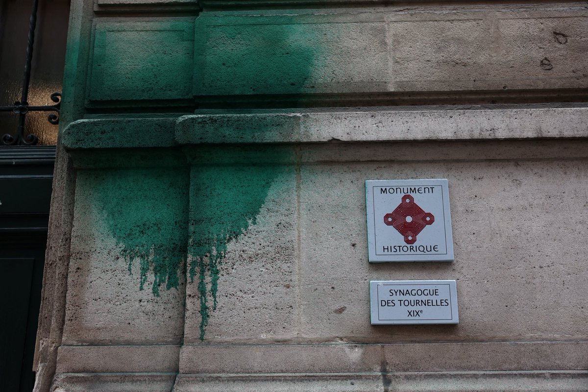 CRIF (@le_crif) on Twitter photo La nuit dernière à Paris, le mur des Justes du <a href="/Shoah_Memorial/">Mémorial de la Shoah</a> , plusieurs synagogues et un restaurant ont été la cible de dégradations.
Quels que soient les auteurs et leurs motivations, ces actes ne visent pas que des murs : ils stigmatisent violemment les Français juifs, leur La nuit dernière à Paris, le mur des Justes du <a href="/Shoah_Memorial/">Mémorial de la Shoah</a> , plusieurs synagogues et un restaurant ont été la cible de dégradations.
Quels que soient les auteurs et leurs motivations, ces actes ne visent pas que des murs : ils stigmatisent violemment les Français juifs, leur