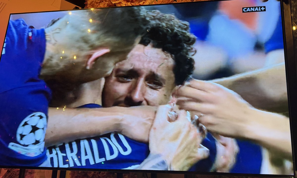 ALeaument's tweet image. Qui va oser dire que Paris n’est pas magique maintenant ? 😘🇫🇷

Bravo au PSG pour cette magnifique victoire !

On est les champions  ⭐️ !

#PsgInter #UCLfinal