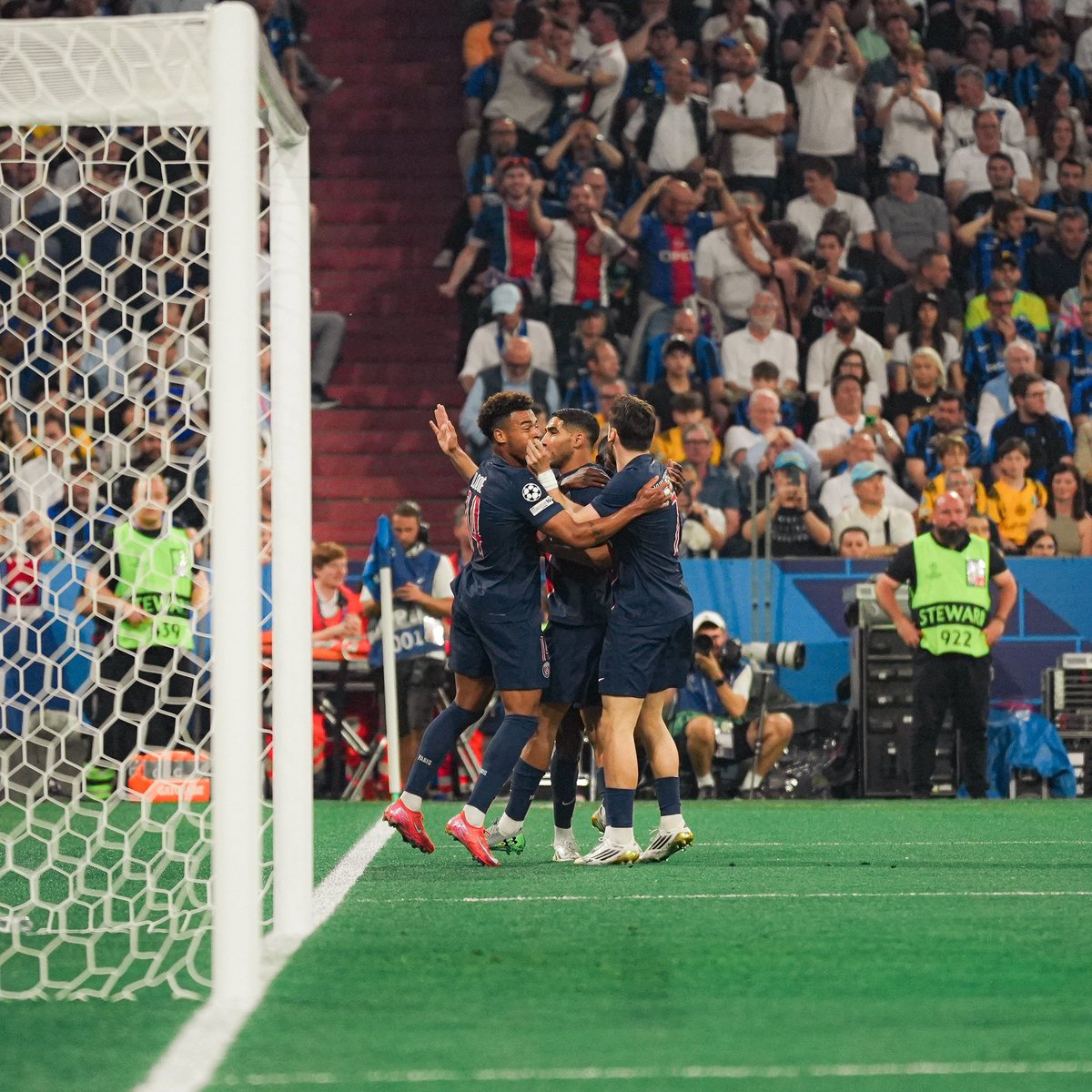 Paris fait la fête: 🏆🔵🔴 PSG ¡SE CORONÓ! campeón por primera vez en su historia de la UEFA Champions League. Los dirigidos por Luis Enrique, ¡GOLEARON! 5-0 a Inter de Milán

🔸Hakimi, Doue X2, Kvarastskhelia y Mayuli

✅ Ligue 1
✅ Copa de Francia
✅ #ChampionsLeagueFinal