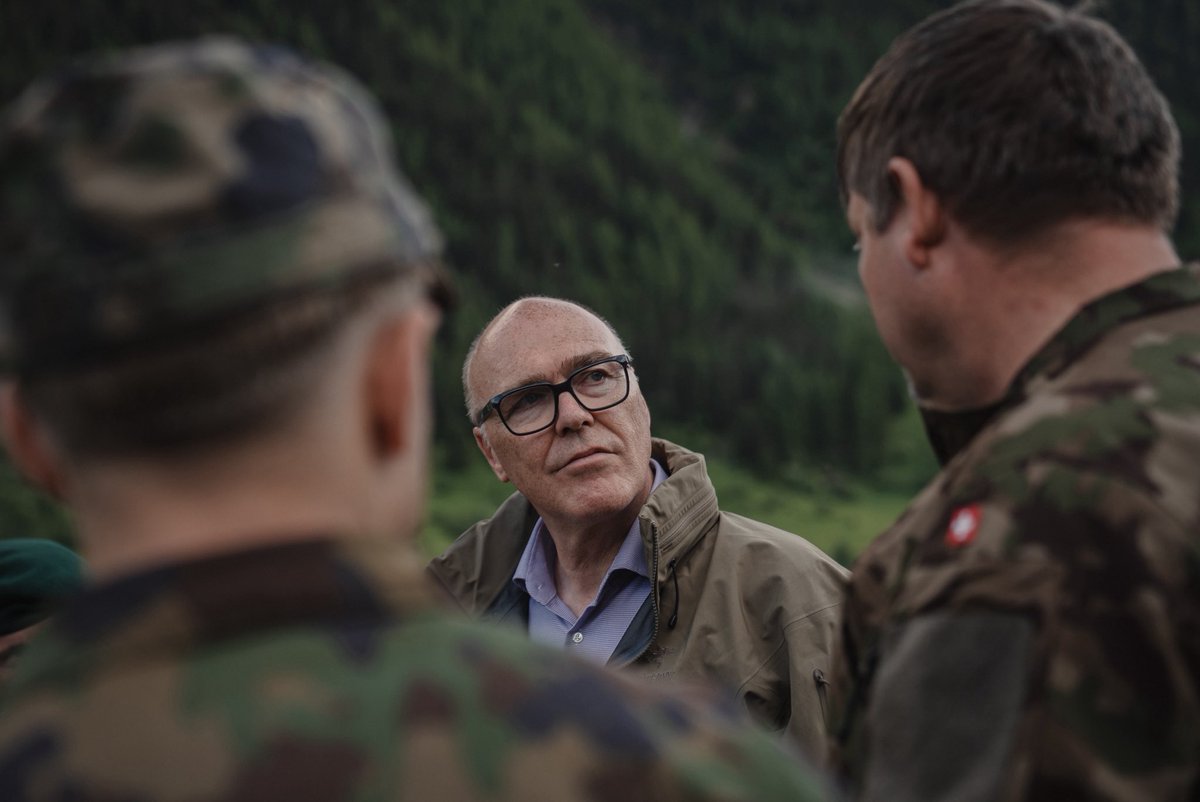 Bundesrat Martin Pfister begab sich heute nach #Blatten, um die Solidarität mit den vom Bergsturz betroffenen Menschen auszudrücken. Der Chef VBS machte sich zudem ein Bild vom Armee-Einsatz und tauschte sich mit den Armeeangehörigen aus.