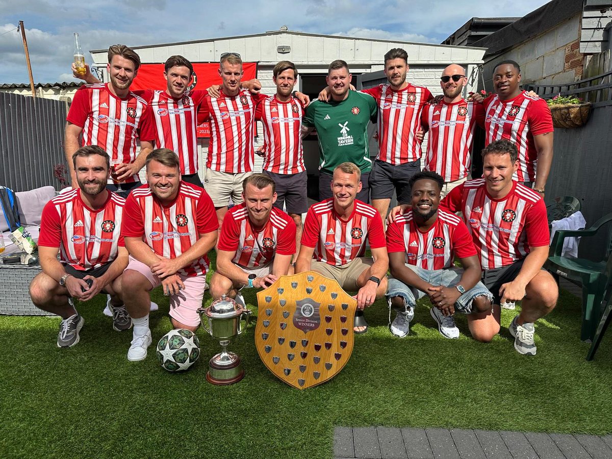 🗣 | The 𝙍𝙀𝘿 𝙈𝙀𝙉  finally get their hands on the league title to complete another double winning season. 🏆 🏆 

▪️100% win record
▪️4 league titles in a row
▪️Average squad age of 31 👨‍🦳 
▪️11 players with 100+ apps

Hunger, commitment, loyalty 🤌🏻