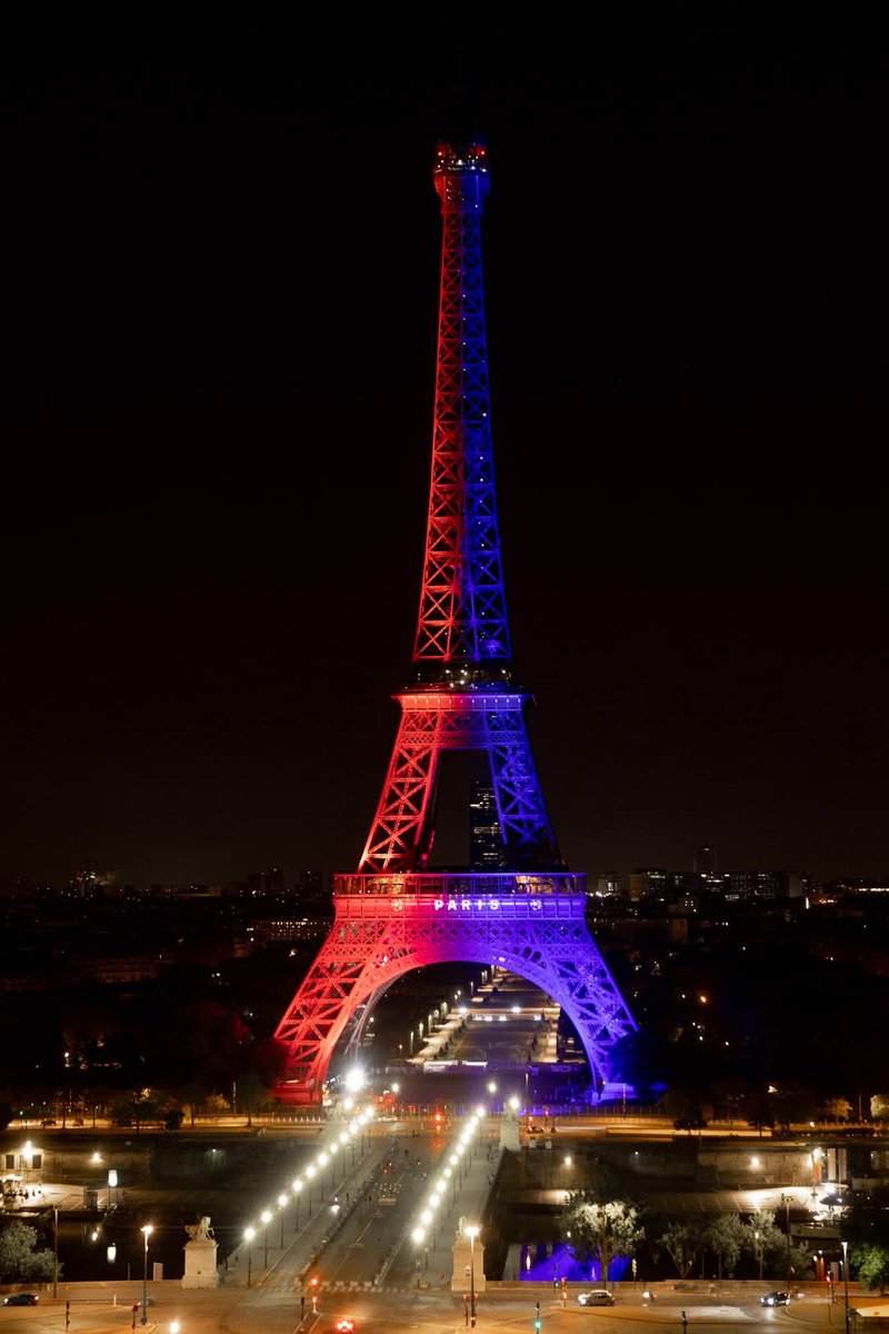 La Tour Eiffel aux couleurs de Grenoble  pour sa qualification en finale de ProD2. Ça va trop loin.