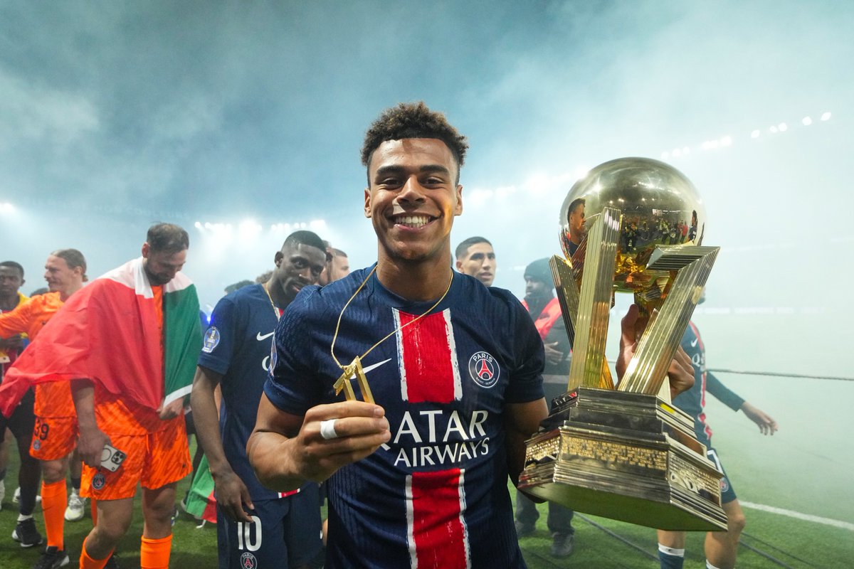 ActuFoot_'s tweet photo. 𝗟𝗘 𝗥𝗘𝗖𝗥𝗨𝗧𝗘𝗠𝗘𝗡𝗧 𝗗𝗨 𝗣𝗦𝗚 𝗖𝗘𝗧𝗧𝗘 𝗦𝗔𝗜𝗦𝗢𝗡 𝗖’𝗘𝗦𝗧… 𝗨𝗡 𝗦𝗔𝗡𝗦 𝗙𝗔𝗨𝗧𝗘 ! 🤩❤️💙

▫️Joao Neves 🇵🇹
▫️Willian Pacho 🇪🇨
▫️Désiré Doué 🇫🇷
▫️Khvicha Kvaratskhelia 🇬🇪

𝗕𝗥𝗔𝗩𝗢 𝗠𝗘𝗦𝗦𝗜𝗘𝗨𝗥𝗦 👏 https://t.co/GrTaSa1QjX