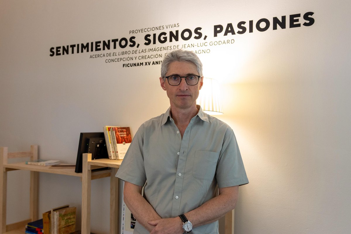 INAUGURACIÓN EXPOSICIÓN
✧ 𝒮𝑒𝓃𝓉𝒾𝓂𝒾𝑒𝓃𝓉𝑜𝓈, 𝓈𝒾𝑔𝓃𝑜𝓈, 𝓅𝒶𝓈𝒾𝑜𝓃𝑒𝓈 ✧
Acerca de El libro de las imágenes de Jean-Luc Godard
Fabrice Aragno | 2025 | Suiza | * Instalación

Del 31 de mayo al 29 de junio
En Casa del Lago, Salas 5A y 5B