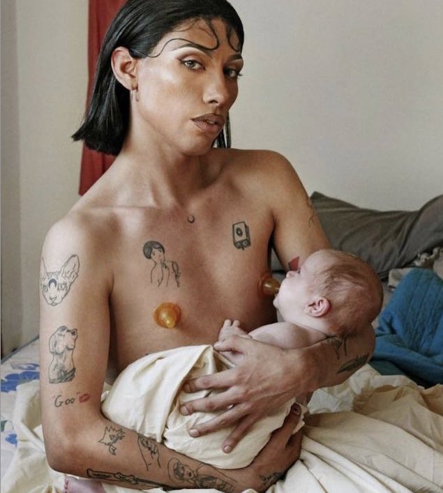 Esto es asqueroso, aberrante,repugnante, totalmente inhumano para ese bebé. Los trans que promueven estas prácticas deberían ser castigados. ¿Opinas lo mismo?