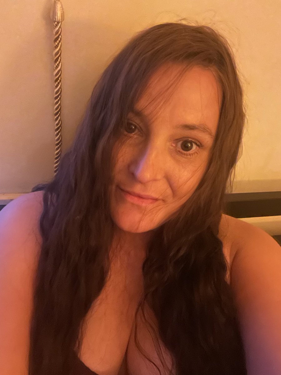 RACHFEV_RIP1's tweet photo. I had a good time so end of day selfie - let’s see yours no makeup or filter ♥️♥️ what a lovely day - BUT me being me I’m so happy back in my pj makeup off and in my bed - sorry but you don’t get filters here them dark eyes are my battle scars 💪#realwomen #myownhair #clearface https://t.co/jaxr7PvEI5
