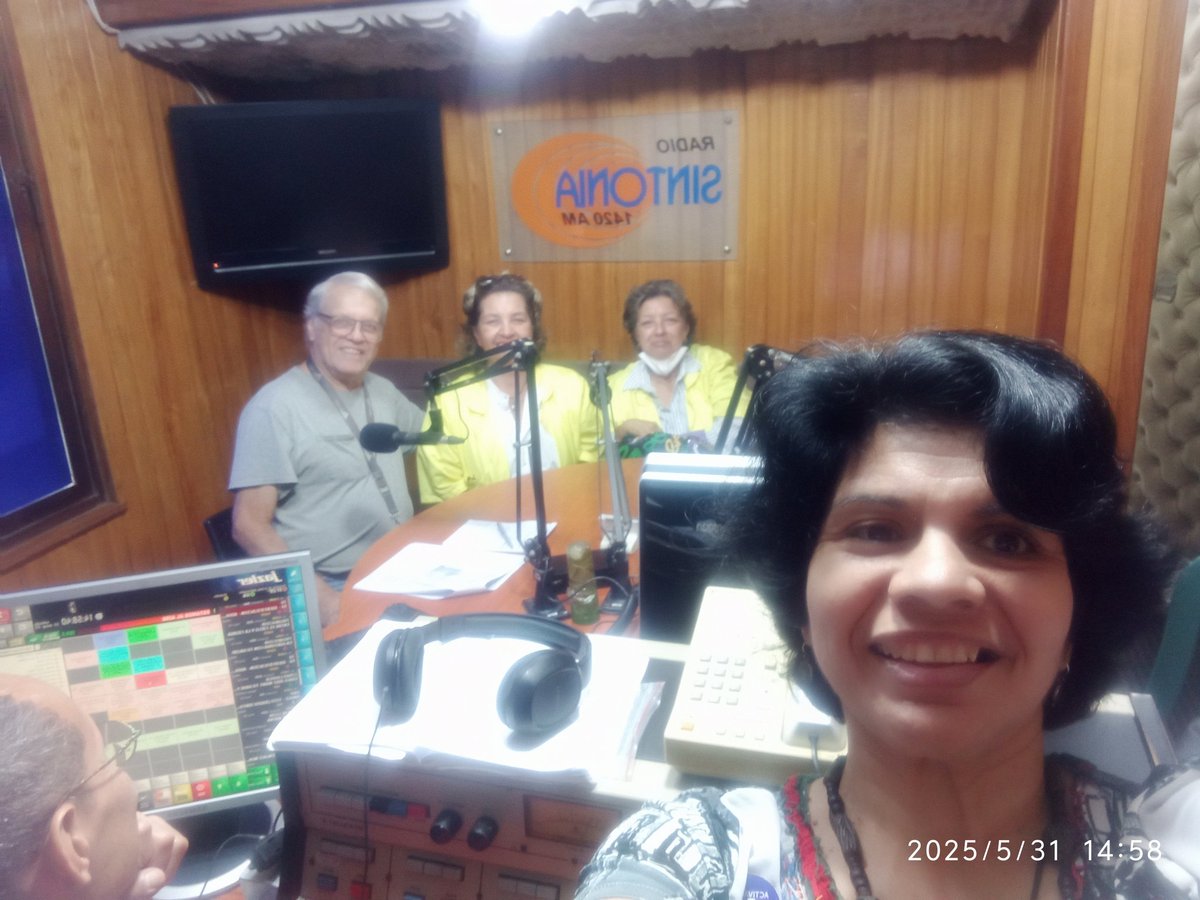 ecorina2's tweet image. Las invitadas del programa #EstamosalAire de hoy... Las Damas Salesianas del Centro María Auxiliadora de Boleíta... Celebrando su 39 Aniversario.

Asistieron Marisela y Omaira Molina... ¡Felicitaciones! @Sintonia1420am

@ADSBOLEITA ¡Mucho gusto en conocerlas! Excelente tarde.