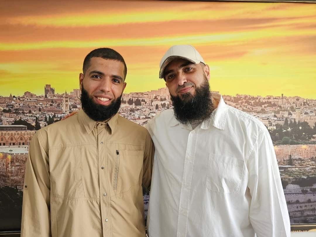 Sheikh Saeed al-Kurd was martyred in an Israeli missile attack in #Gaza, hours after his wife and father in-law Sheikh Nael Ghazi Misran were martyred in a seperate Israeli airstrike. 

His final message mourning his family members: 

“I wish I was with you so I could have