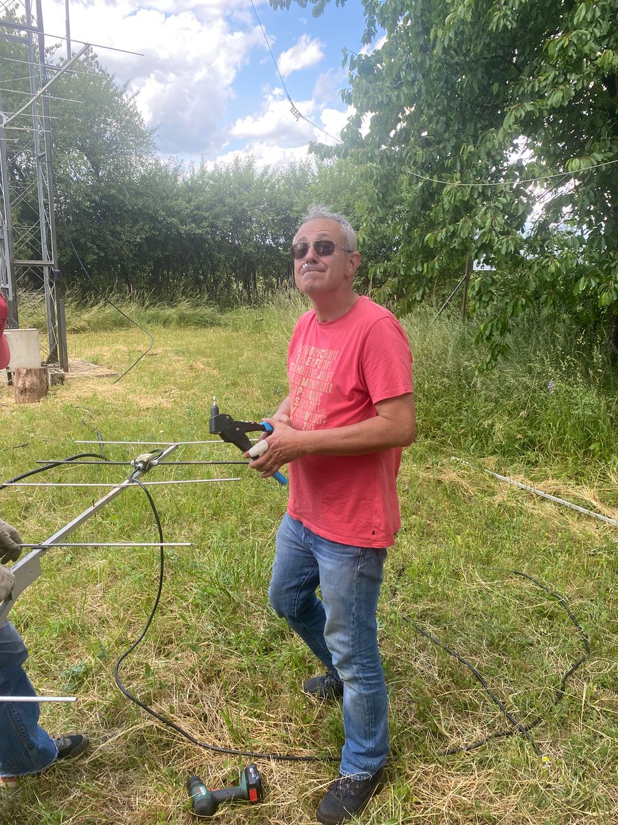 Some work at radioclub today.
Two more 18m tower under construction.
Refurbishment of 2x12 elements 144 MHz.
Tnx pictures <a href="/F4cvoJeremy/">Jeremy (F4CVO)</a>
#F8KID #hamradio