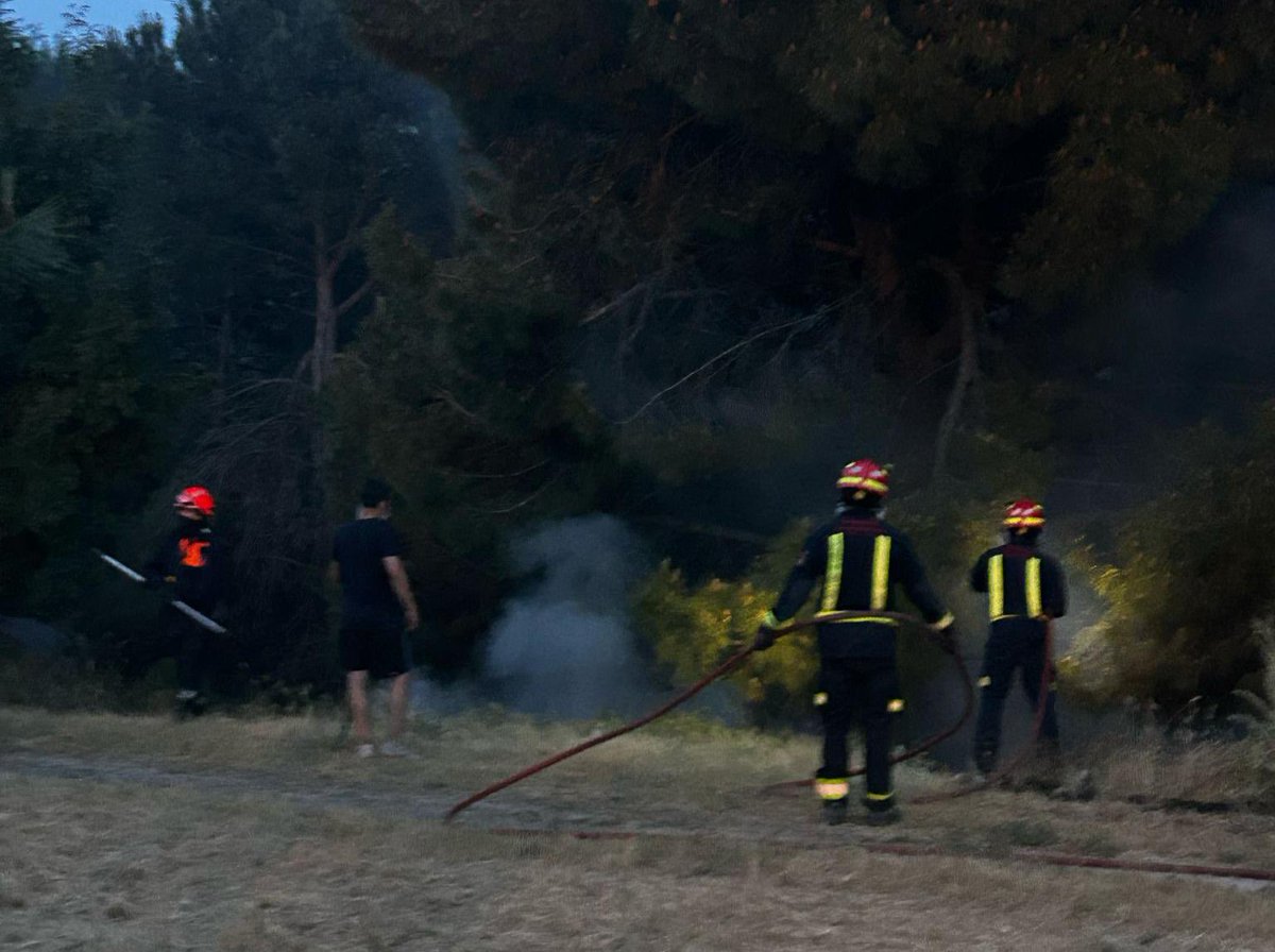 🔴 Se ha detectado  #IFArroyomolinos esta tarde en la zona del pinar.

Los #BomberosCM siguen trabajando para dar el incendio por controlado y refrescando puntos calientes.

⚠️Pedimos máxima precaución y evitar las zonas afectadas para garantizar la seguridad de los trabajos.