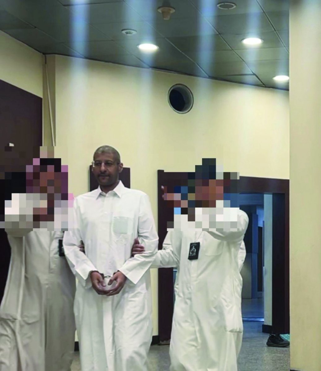 السلطات الكويتية تتسلم من ماليزيا المغرد مساعد المسيليم المحكوم بالسجن 82 عاما بتهمة الإساءة لأمير البلاد أثناء إقامته في الخارج.
