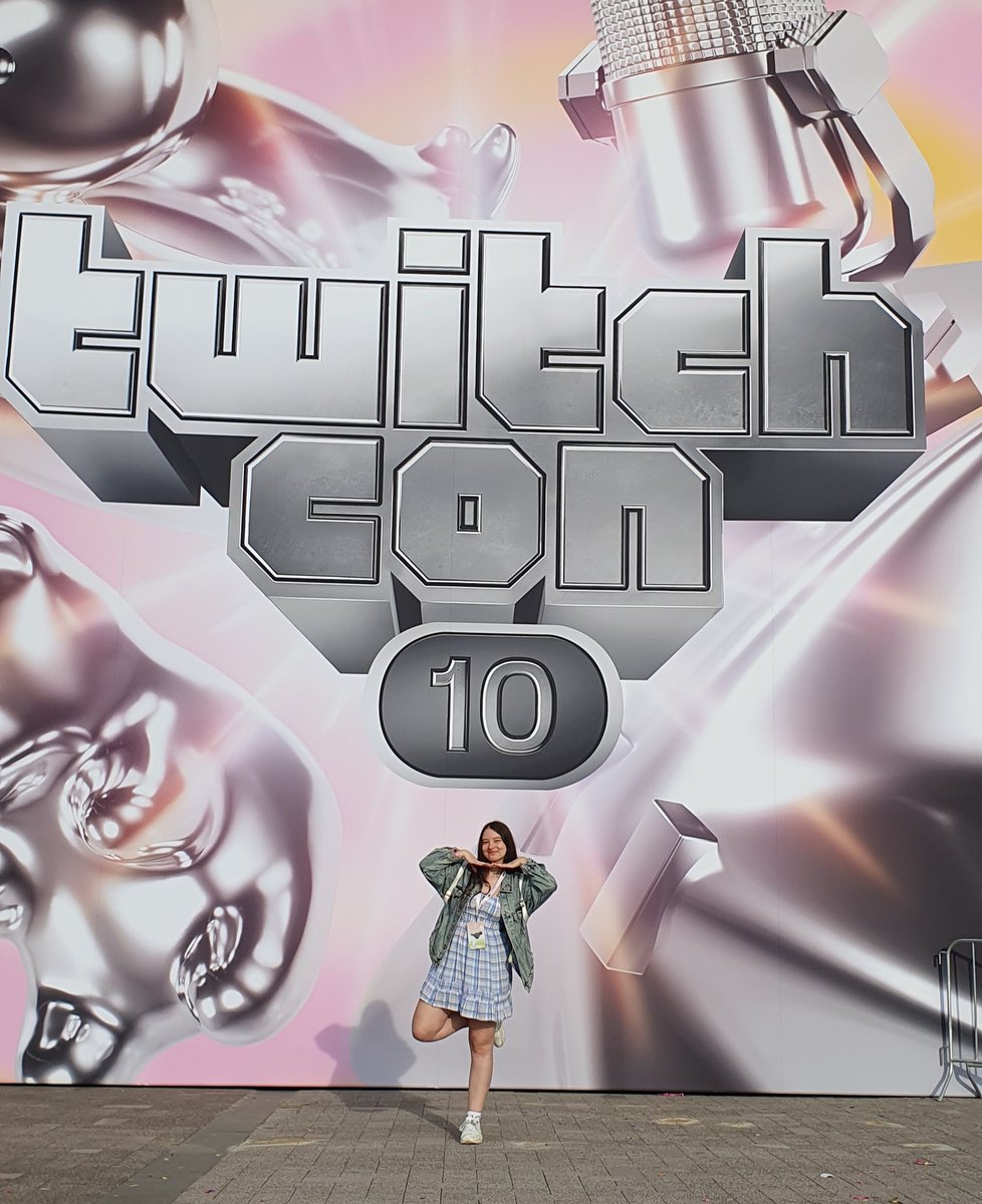 We survived day 1 of Twitchcon ✨️🤌 Thank you so much everyone who came by my booth today!! I appreciate you all SO much 🥺❤️