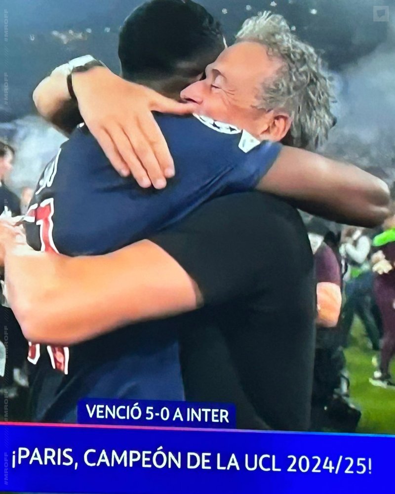 MrOFFSIDER's tweet photo. El abrazo entre Willian Pacho y Luis Enrique. 😌🫂 https://t.co/OkCCnJ7P5A