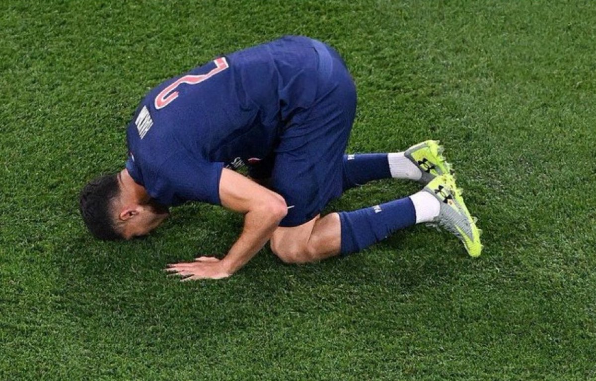 Achraf Hakimi:

UCL semi final goal ⚽️
UCL final goal ⚽️
UCL trophy 🏆
Ligue 1 🏆
French cup 🏆
Treble 🏆🏆🏆

Mo Salah hasn’t even been the best African player in the world this season 😭