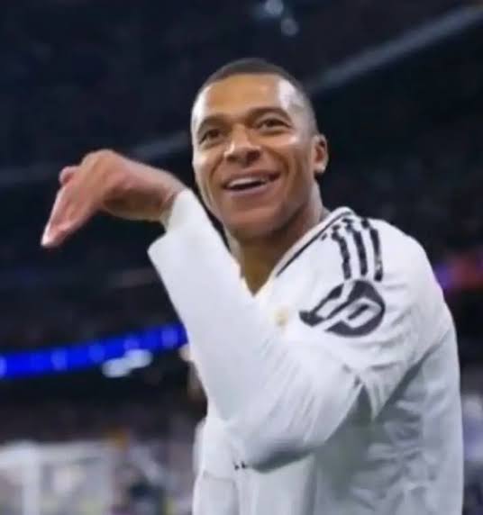 TopMGSzn's tweet photo. €150M signing bonus just to lose 4 straight El Clásicos, hand 3 trophies to Barça, make the reigning UCL champs go trophyless, and watch his ex-team win their first UCL without him.

Most overhyped transfer ever 😂 https://t.co/j7Sk15koNR