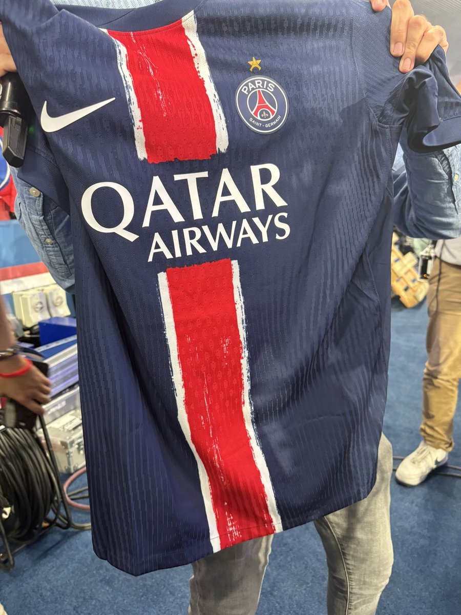Le maillot du PSG avec l’étoile, pour célébrer leur premier sacre européen ! <a href="/BFMTV/">BFMTV</a>